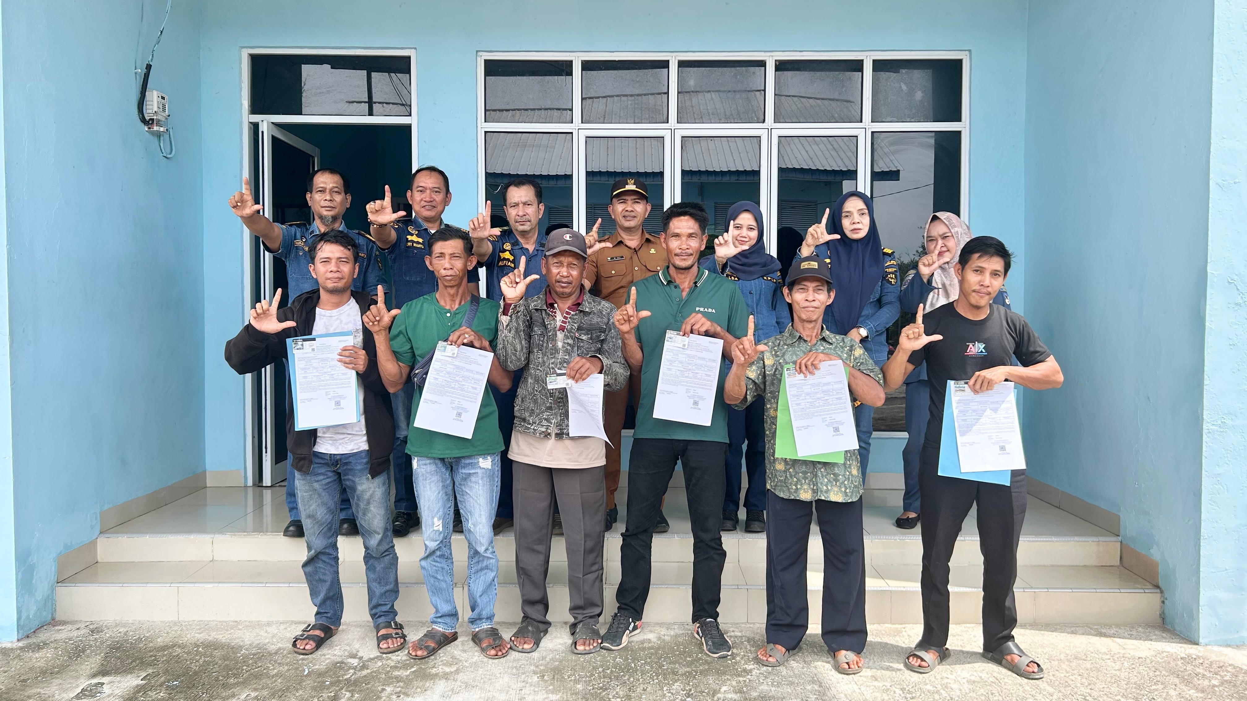 Kantor KSOP Kelas I Dumai Menyerahkan E-Pas Kecil Kepada Para Nelayan di Wilker Batu Panjang - Rupat